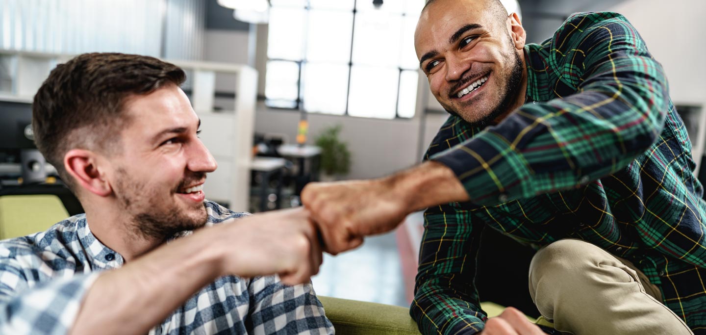 men-making-promise Making a Kontrak promise